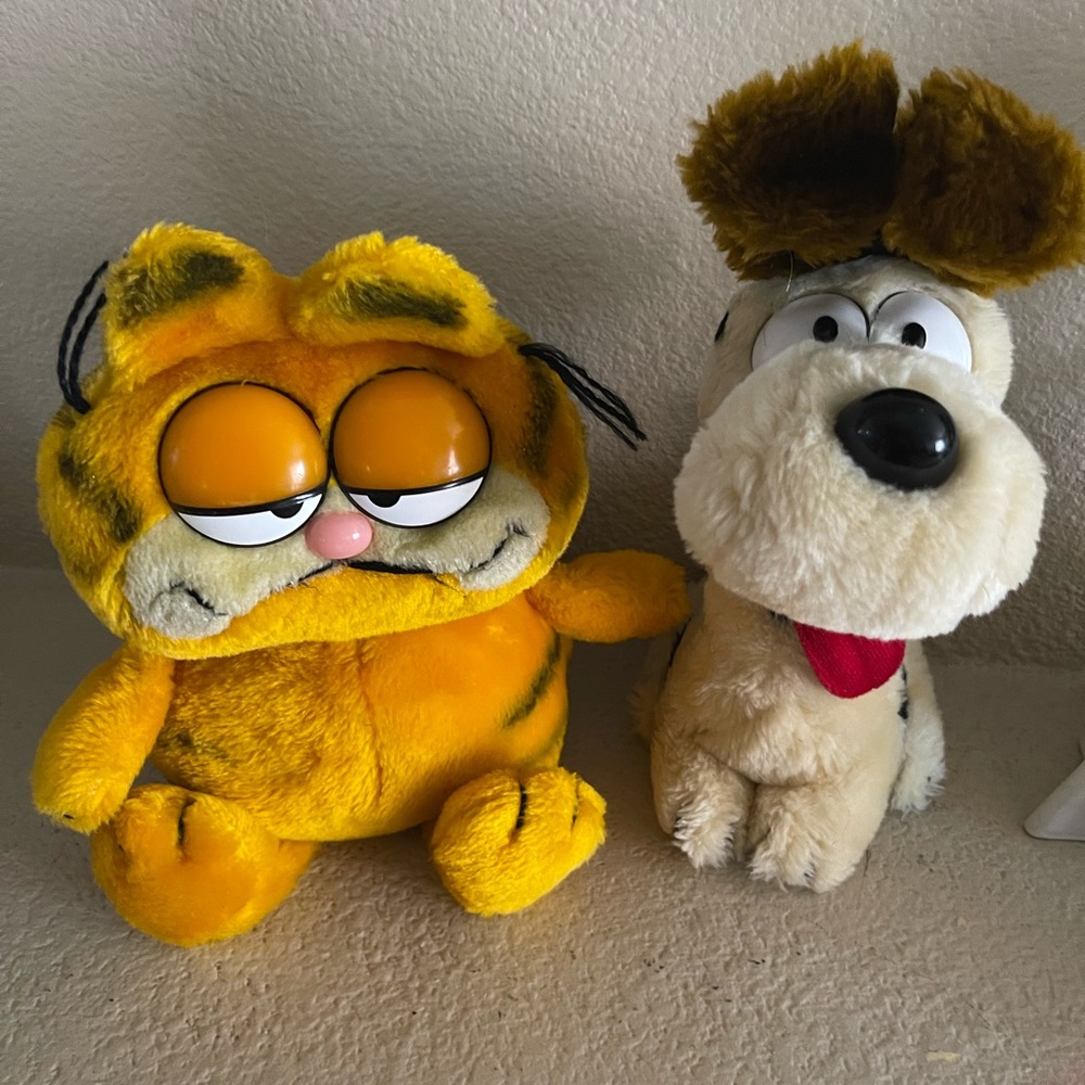 1978 Garfield and 1984 Odor plush pair